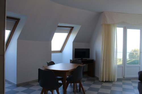 Luminoso apartamento ático en Apartamentos Los Gemelos, Foz con tragaluz, comedor, zona TV y acceso a terraza