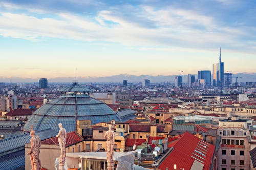 Vista dalla terrazza del GIRESIO 41: lo skyline di Milano con edifici storici e il Duomo