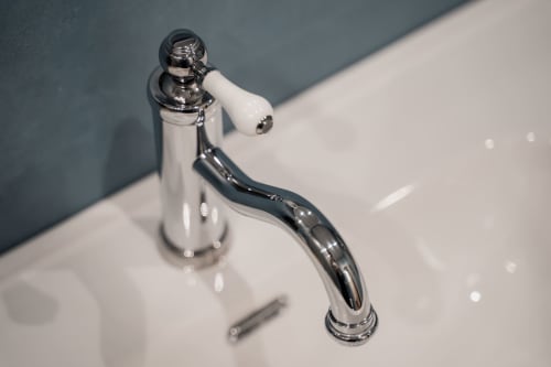 Rubinetto cromato da bagno con maniglia in porcellana bianca, Villa Del Sole Inn, Campobasso