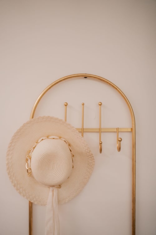 Cappello di paglia color crema e ganci in ottone su portiera in legno, Villa Del Sole Inn, Campobasso