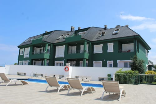 Apartamentos Los Gemelos, edificio sostenible con piscina y tumbonas en Foz, Lugo
