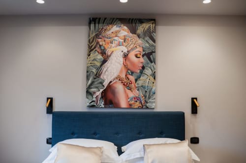 Camera da letto della Villa Del Sole Inn con testata blu, biancheria bianca e ritratto botanico sopra il letto a Campobasso
