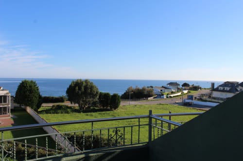 Terraza de Apartamentos Los Gemelos con vistas a jardines y océano Atlántico en Foz, Galicia