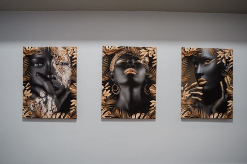 Tre ritratti artistici con dettagli in foglia d'oro esposti nella camera della Villa Del Sole Inn