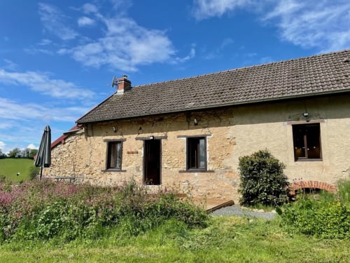 Maison en pierre du Château de Vaux Morvan B&B à Étang sur Arroux, France avec jardin et ciel bleu