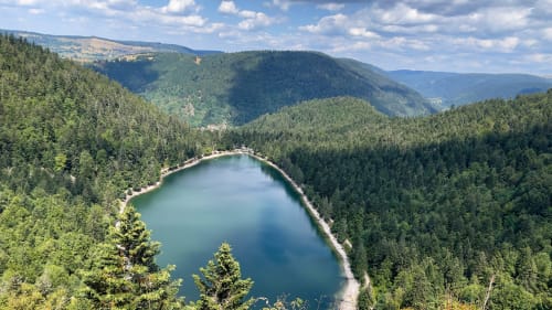 Alpensee umgeben von dichten Wäldern bei Remiremont, Frankreich - malerische Berglandschaftsansicht