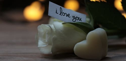 White rose with 'i love you' note and heart decoration at Les Secrets de Winna romantic retreat in Nouvelle-Aquitaine