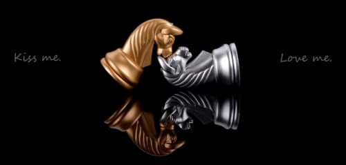 Golden and silver chess pieces facing each other, symbolizing romance at Les Secrets de Winna love hotel in Deux-Sèvres