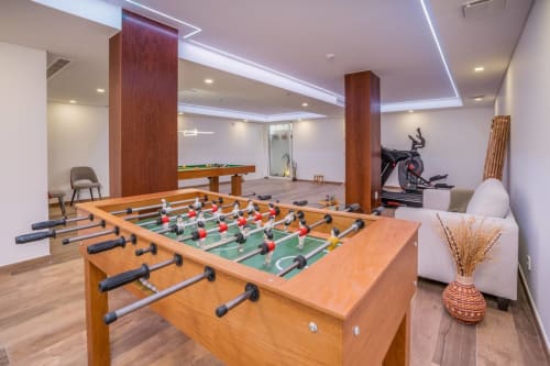 Sala de recreação da Casa Da Colina com pebolim, bicicleta de exercício e mesa de bilhar em Caldas De Monchique