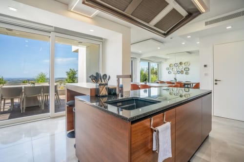Cozinha moderna com ilha em Casa Da Colina, Caldas de Monchique, com vista para a paisagem portuguesa