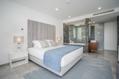 Suite de quarto moderno na Casa Da Colina com banheiro privativo, cama queen e decoração contemporânea em Caldas De Monchique