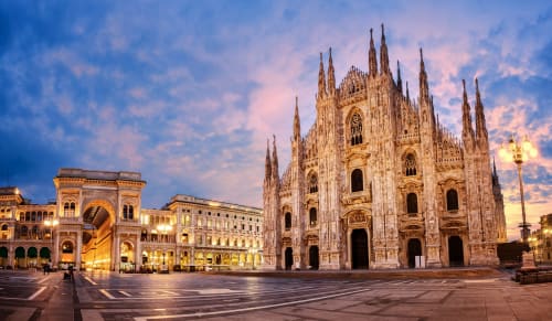 La Cathédrale de Milan illuminée au crépuscule sur la Piazza del Duomo, près des Appartements Magnolia Milan
