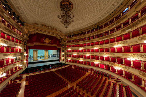 Intérieur du Teatro alla Scala à Milan avec fauteuils en velours rouge et balcons dorés ornementés