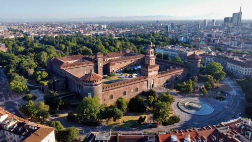 Vue aérienne du Château Sforza de Milan entouré de parcs verdoyants et de l'horizon urbain