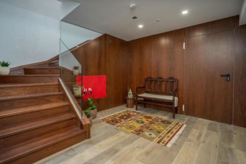 Entrada de vila moderna em Casa Da Colina com escada de madeira, guarda-corpo de vidro e painéis de madeira em Caldas De Monchique.