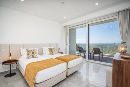 Luxuoso quarto twin na villa Casa da Colina com vistas panorâmicas de montanha e mar da varanda privada, Caldas de Monchique.