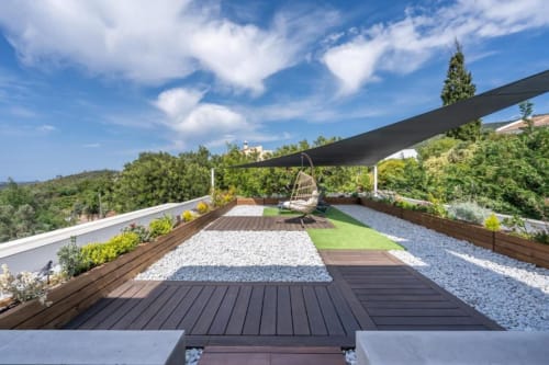 Terraço moderno no telhado da villa Casa da Colina com área de estar, jardins e vistas para as montanhas