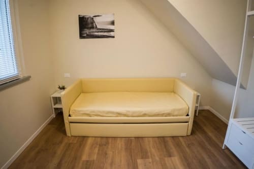 Luminoso divano letto giallo nella Suite mansardata di Residence Balconi del Conero, Marcelli con pavimento in parquet