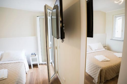 Suite spaziosa con balcone a Residence Balconi del Conero, Marcelli: letti gemelli, TV e comfort moderni