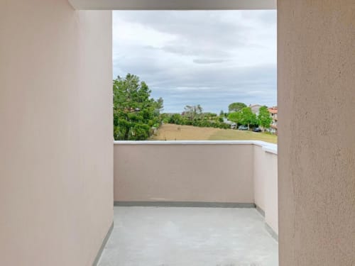 Vista dal balcone di Residence Balconi del Conero a Marcelli: colline verdi, alberi e cielo nuvoloso sulla campagna