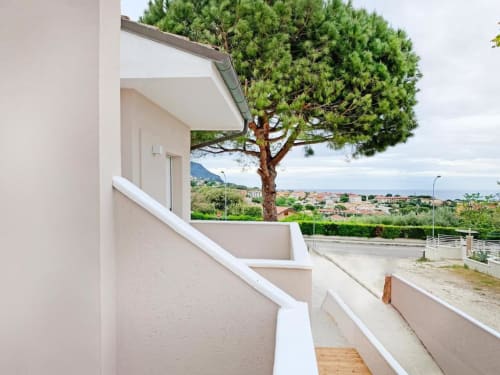 Terrazza con balcone della Residence Balconi del Conero: vista mare, pini e costa adriatica a Marcelli