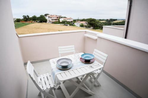 Elegante allestimento per cena all'aperto su balcone di Residence Balconi del Conero con vista sulla campagna di Marcelli, Italia