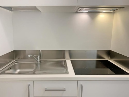 Angolo cucina moderno in Suite con Balcone presso Residence Balconi del Conero, con lavello in acciaio inox, piano cottura