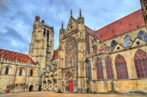 Cathédrale gothique aux deux tours et toit de tuiles rouges à Sens, France près du Manoir Saint Joseph