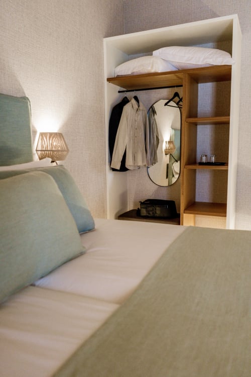 Dormitorio moderno en Casa Rural San Andres de Teixido con armario empotrado, habitación Leslie con vistas al mar, cama y decoración minimalista