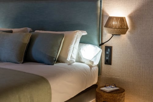 Acogedora habitación Leslie en Casa Rural San Andrés de Teixido con vista al mar, almohadas en capas, lámpara de mesita y comodidades modernas