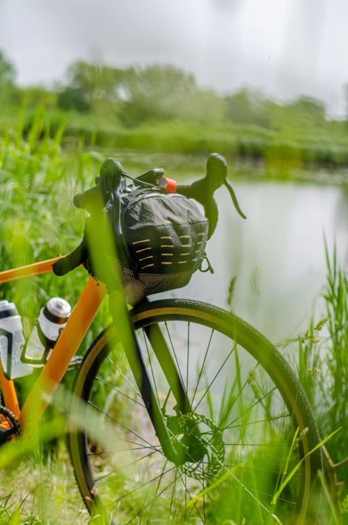 Vélo vert avec panier au bord de l'eau près des roseaux du Manoir Saint Joseph, Sens