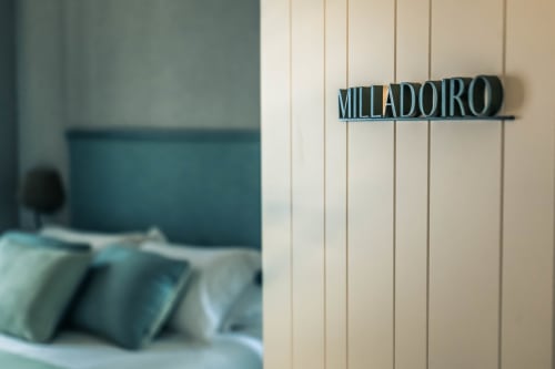 Placa de la habitación Milladoiro en Casa Rural San Andrés de Teixido, casa rural costera en Galicia con vistas al mar y diseño moderno