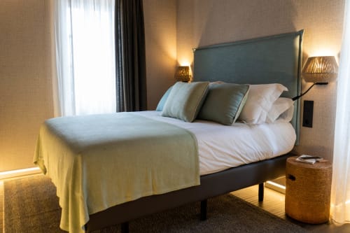 Habitación Milladoiro en Casa Rural San Andres de Teixido con vistas al mar, cabecero turquesa, ropa de cama blanca e iluminación cálida