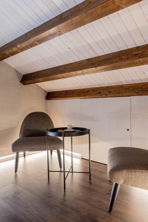 Área de comedor minimalista moderna en Casa Rural San Andres de Teixido con vigas de madera, sillas grises y mesa negra