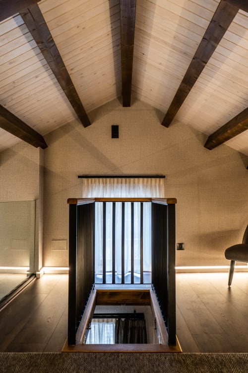 Dormitorio moderno en Casa Rural San Andrés de Teixido con vigas de madera vista, vistas al mar a través de puertas de balcón, y