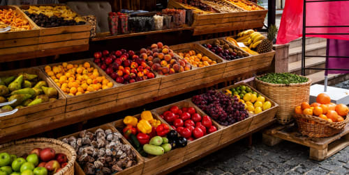 Étalage coloré de produits du marché au Manoir Saint Joseph à Sens, France avec des fruits et légumes frais en caisses en bois