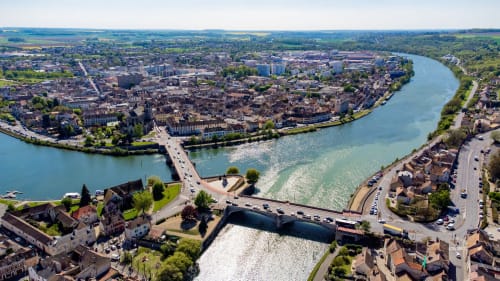 Vue aérienne de Sens en France montrant la rivière Yonne et le centre-ville historique avec ses ponts