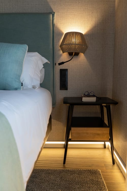 Moderno dormitorio en Casa Rural San Andrés de Teixido con cama, mesita de noche, lámpara tejida y suelo de madera en Teixido, A
