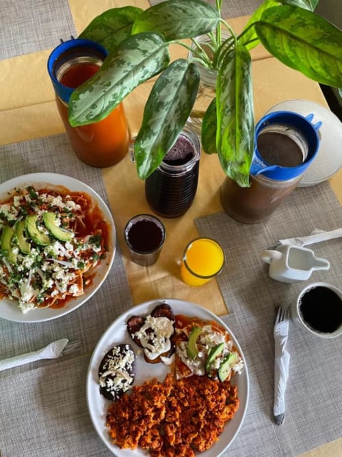 Desayuno variado del Hotel Makarios en Tuxtla Gutiérrez con platillos mexicanos tradicionales, jugos frescos y decoración floral