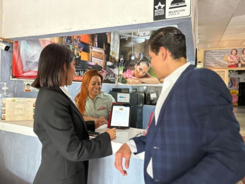 Personal de recepción del Hotel Makarios asistiendo a huéspedes en el mostrador de check-in en Tuxtla Gutiérrez