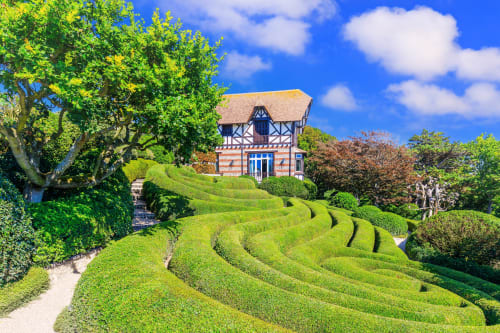 Tudor-style villa with lush manicured gardens in Étretat, France - Villa Eliane bed and breakfast