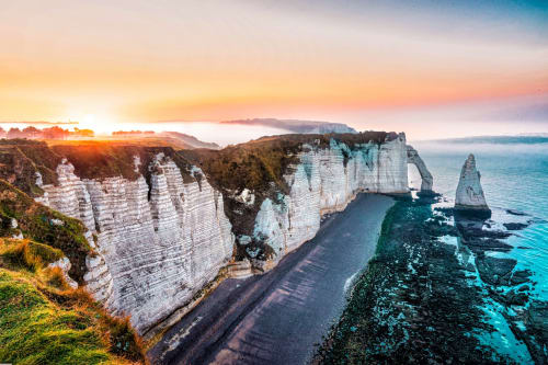 White chalk cliffs and turquoise sea at Étretat, France - Villa Eliane bed and breakfast location