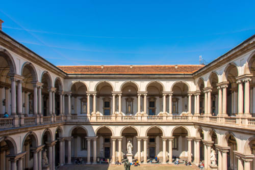 Cour Renaissance historique avec colonnes classiques et arcades dans le quartier culturel de Milan