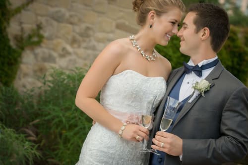 Nuit de noces pour les nouveaux mariés qui trinquent au champagne lors d'une escapade romantique en Nouvelle-Aquitaine