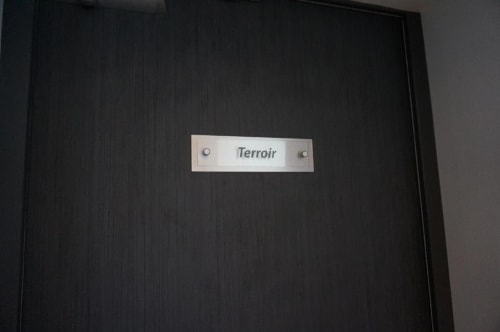 Plaque de porte indiquant « Terroir » à l'Hôtel Saint Roch à Saint-Yrieix, France