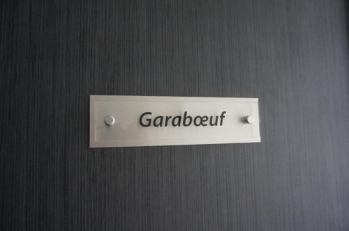 Plaque de porte Garaboeuf à l'Hôtel Saint Roch à Saint Ybarst, France