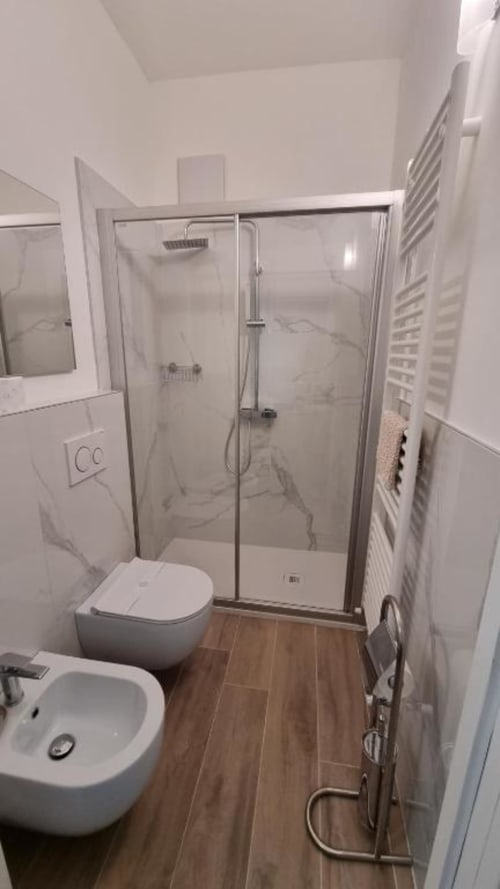 Bagno moderno con doccia, wc, bidet e pavimenti in legno presso Maso Kreuzberg B&B, Trento