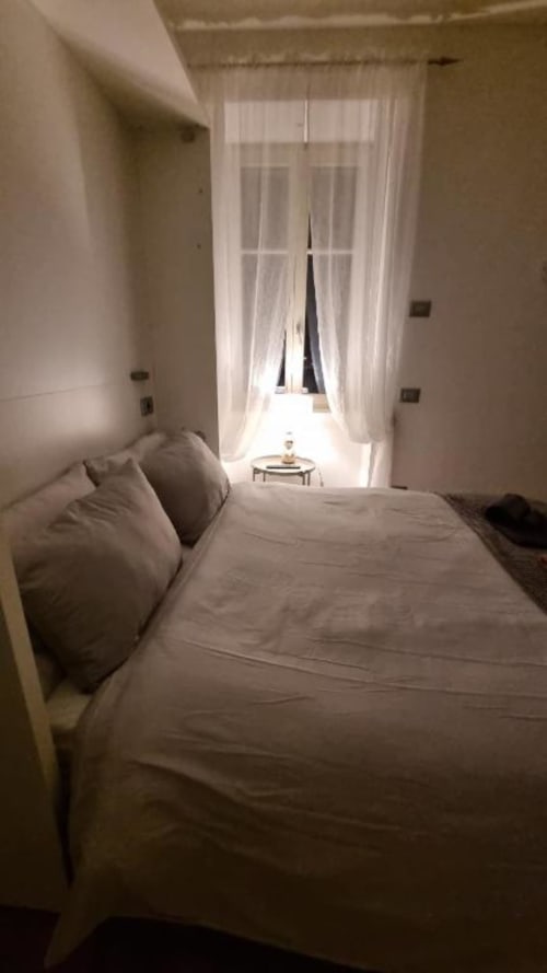 Camera luminosa con vista giardino a Maso Kreuzberg, tende leggere, biancheria neutra, arredamento minimalista
