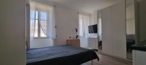 Camera luminosa al B&B Maso Kreuzberg di Trento con vista giardino, armadi bianchi e comfort moderni