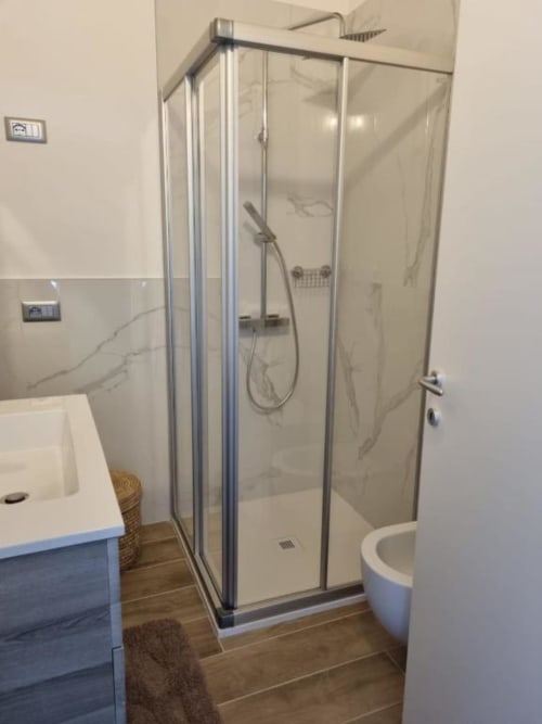 Bagno moderno con cabina doccia in vetro presso il B&B Maso Kreuzberg a Trento, Italia